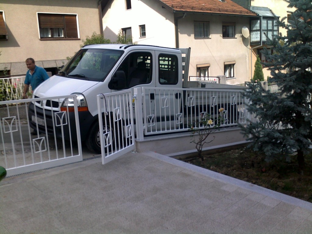 Moderna mala vrata